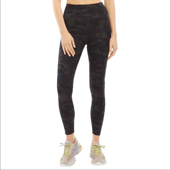 Danskin super soft 7/8 length Black Camo Print legging SZ L - Picture 3 of 7